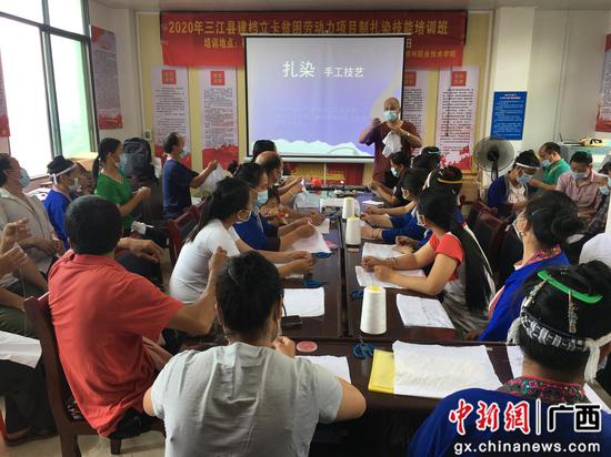 柳職院扎染技藝培訓(xùn)與軟件開發(fā)攜手走進侗寨