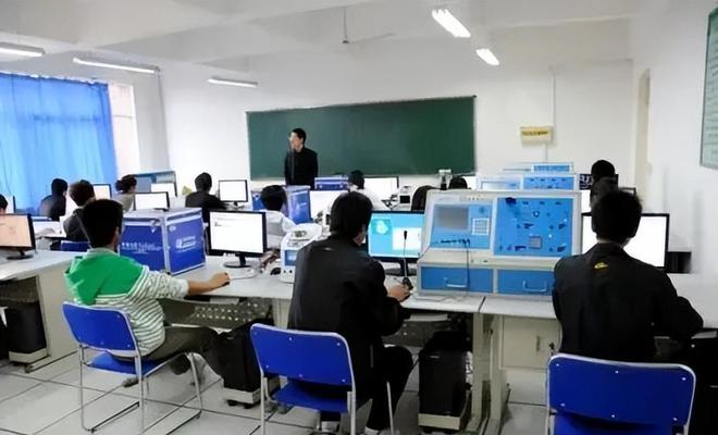 理科二本生的專業(yè)選擇指南 避開(kāi)3個(gè)不推薦專業(yè)，擁抱4個(gè)前景廣闊且薪酬優(yōu)厚的計(jì)算機(jī)技術(shù)開(kāi)發(fā)領(lǐng)域